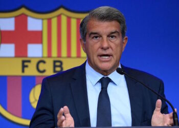 Larpota Busy Re-Uniting Former Players At Barcelona.