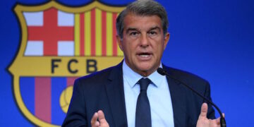 Larpota Busy Re-Uniting Former Players At Barcelona.